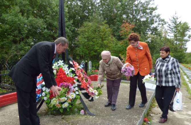 На воинских захоронениях и к Мемориалу умершим в госпиталях Соликамска возложили цветы